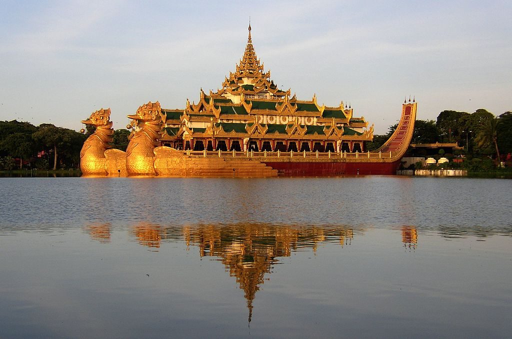 Karaweik royal barge, Kandawgyi Lake